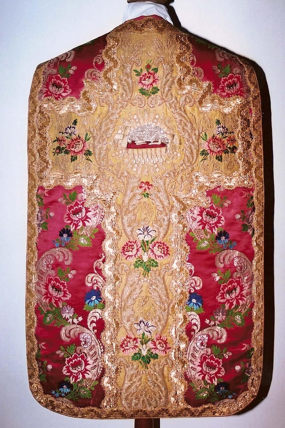 Ornaty, kapa i dalmatyka z XIX wieku