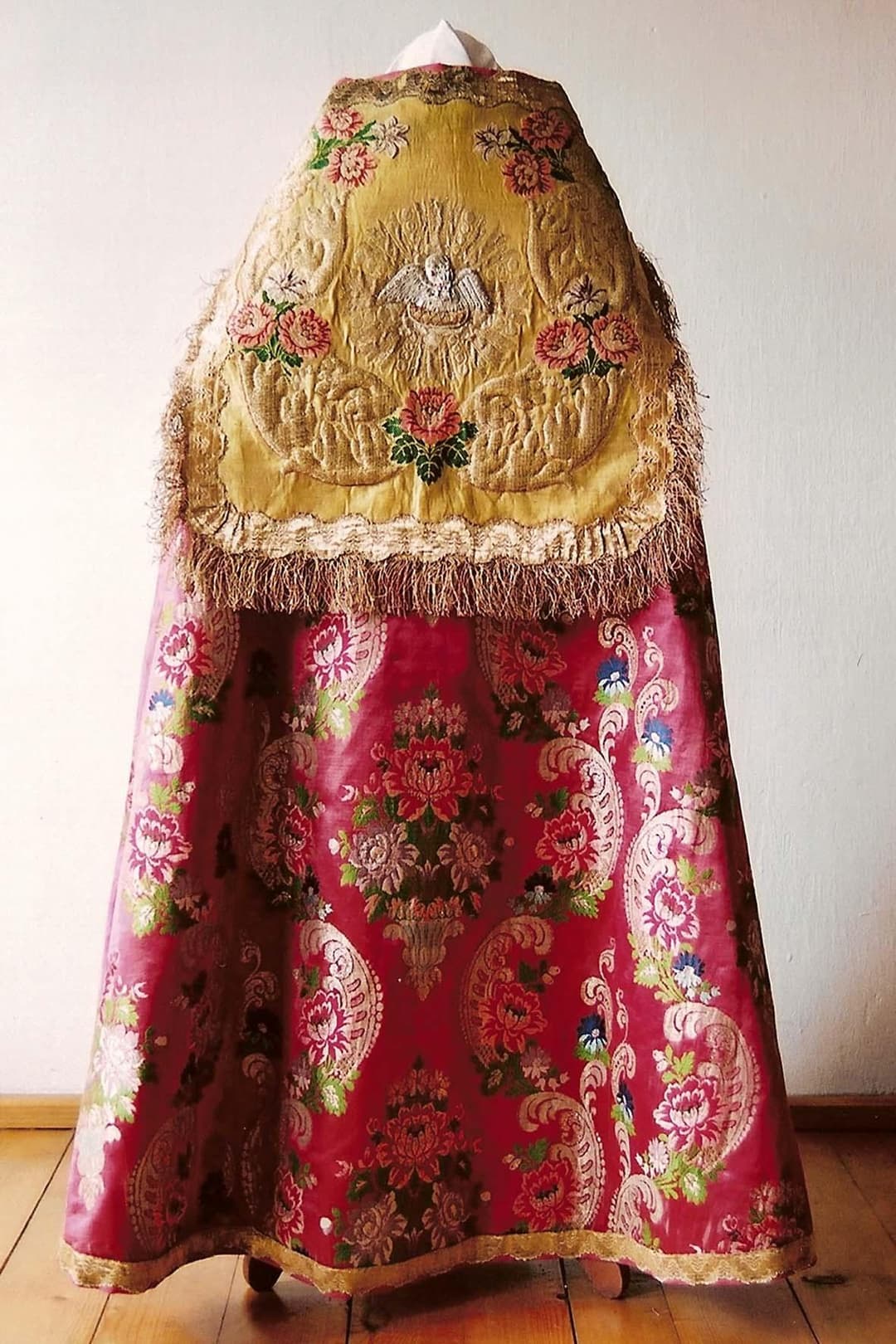 Ornaty, kapa i dalmatyka z XIX wieku